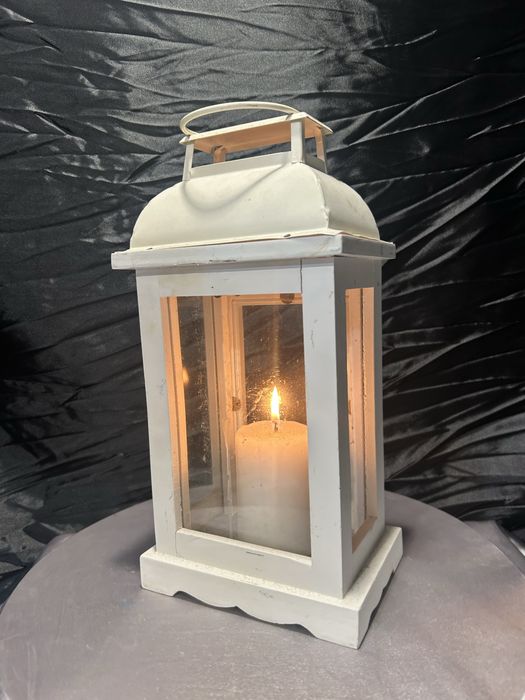 Biały lampion wiszący z drewna i szkła – wysokość 33,5 cm