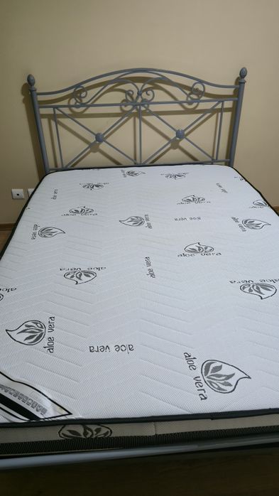 Cama casal metal 140cm, estrado e colchão