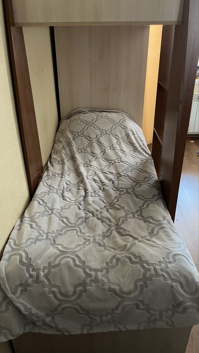 Двохярусне ліжко з шафою