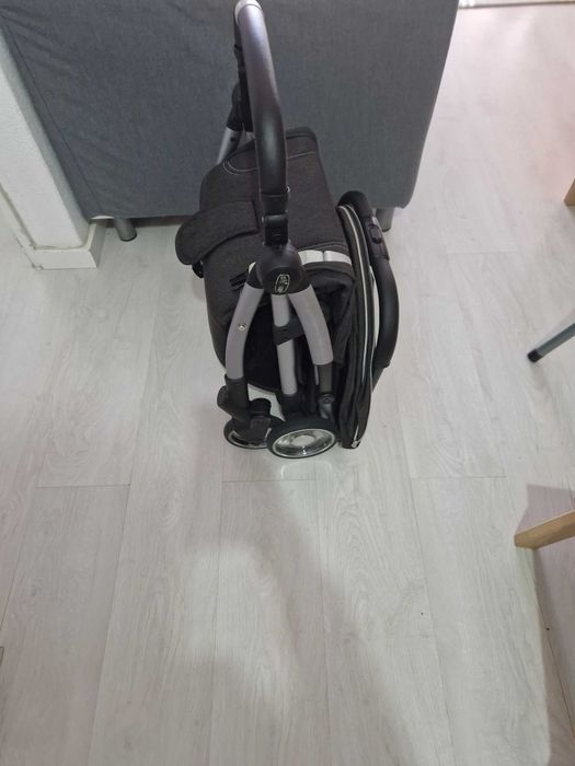 Vendo berço, carrinho, canguru e cadeirinha de elevação. Em bom estado