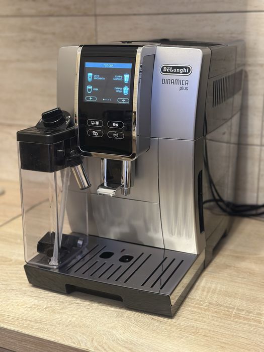 Кавомашина Delonghi Dinamica Plus стан нової, кавомолка Delonghi