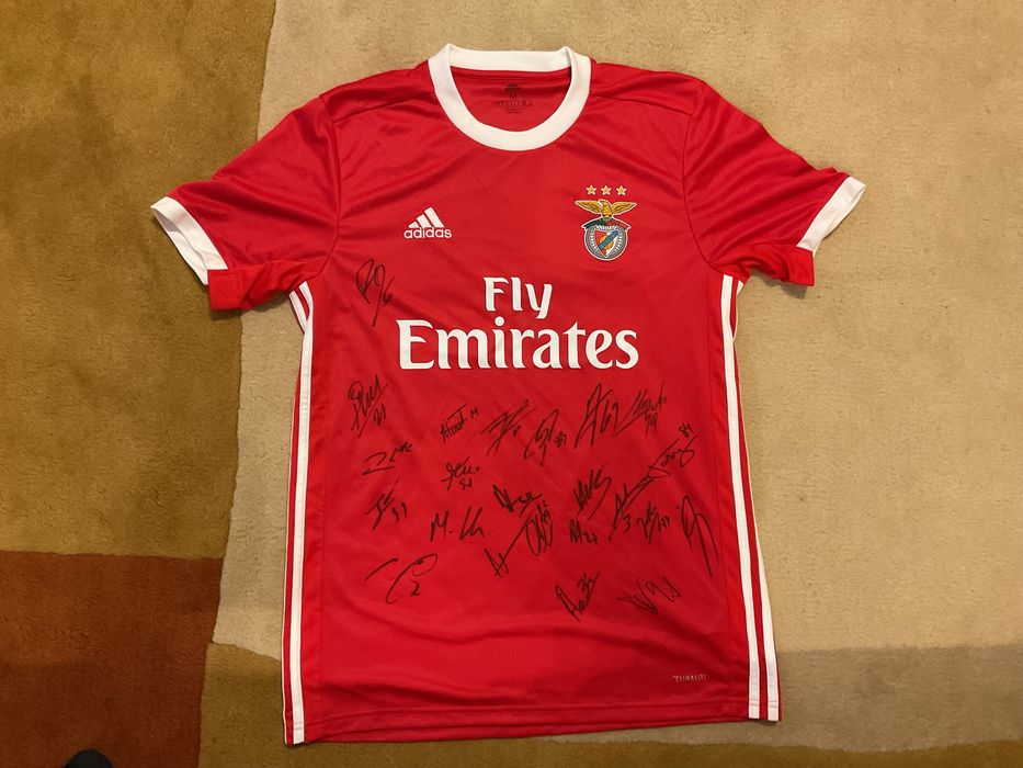 Camisola da Adidas do Sport Lisboa e Benfica assinada pelos jogadores