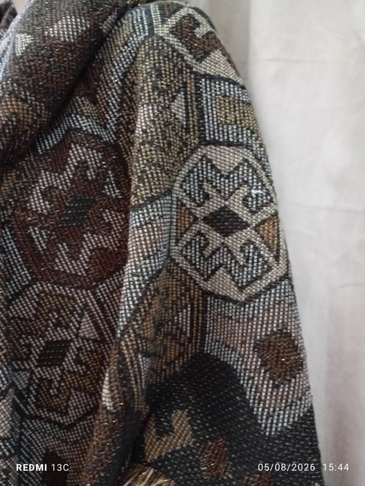 Lenço castanho com padrões
