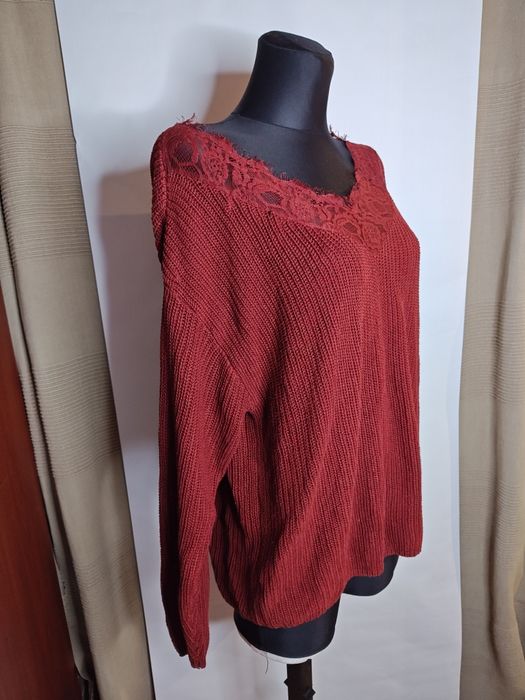 Oversizowy sweter burgundowy z koronkowym dekoltem V.   M / 38 AMISU