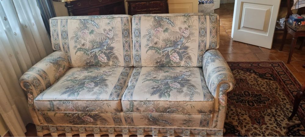 Conjunto de 2 sofas em tecido acetinado de excelente qualidade