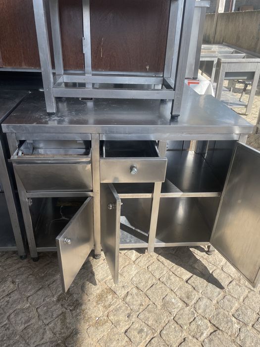 Bancada com gavetas e portas - Inox