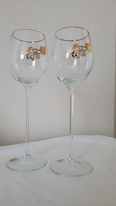 Бокали весільні. Хрусталь на високій ножці. Нові лежали у шафі.