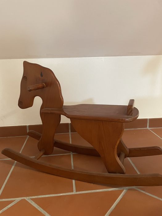 Cavalo de madeira de criança