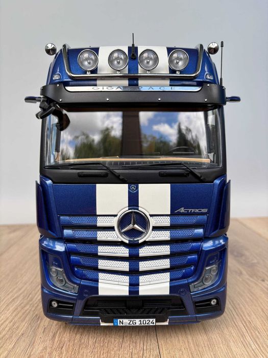 Mercedes-Benz Actros GigaSpace 4x2 2023 (Blue) NZG 1:18