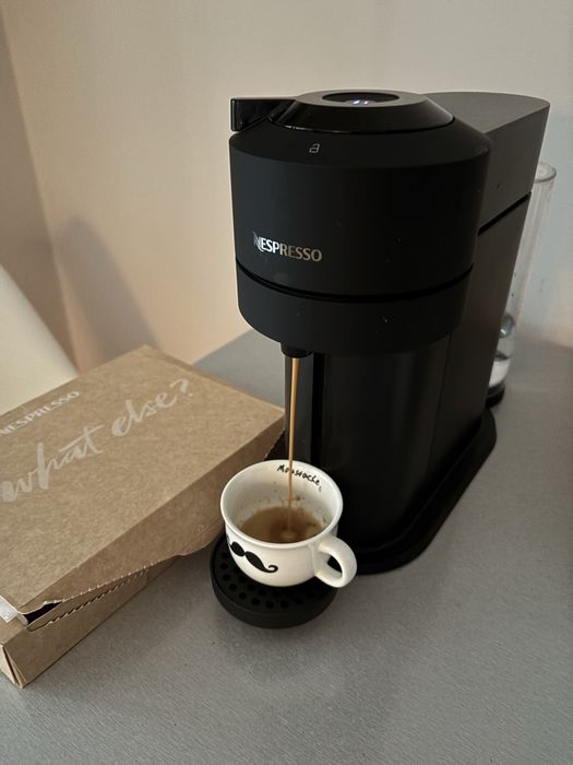 Капсульна кавомашина Nespresso Vertuo Next Premium (неспрессо)