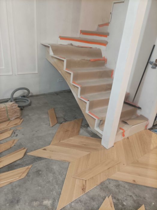 Montaż podłóg drewnianych paneli laminowanych i winylowych