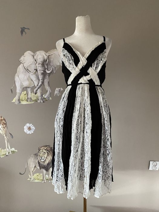 Nowa czarna sukienka z białą koronkową wstawką elegancka