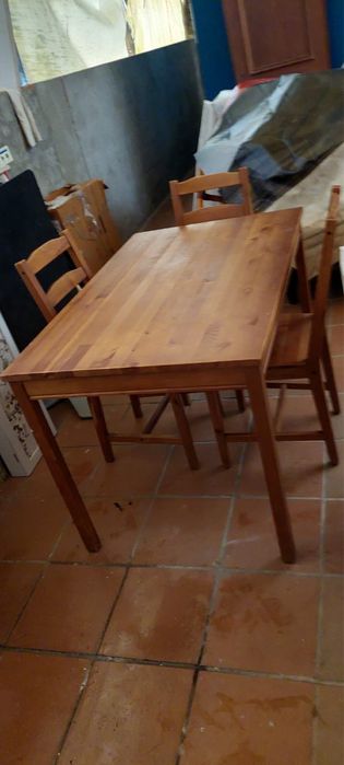 Conjunto de mesa e cadeiras