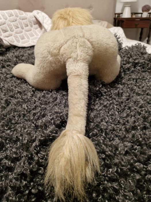 Leão de peluche.