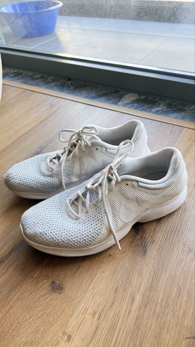 Ténis Nike brancos 43