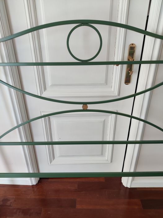 Cama de casal em ferro, lacada a verde e dourado, com colchão