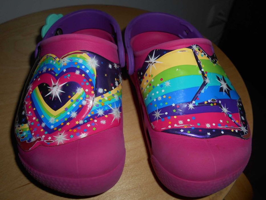 Crocs comfort que brilham ao pular 25/26