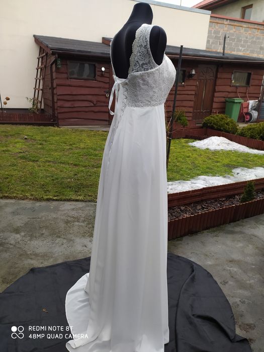 Prosta, klasyczna i elegancka suknia ślubna