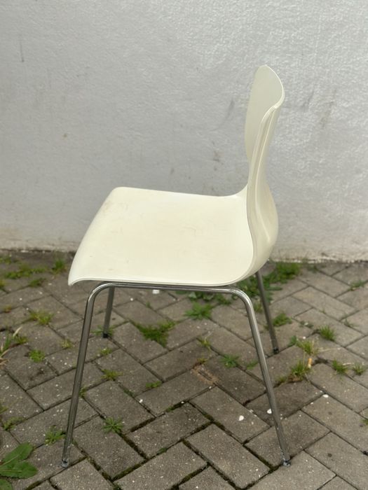 4 cadeiras brancas em fibra