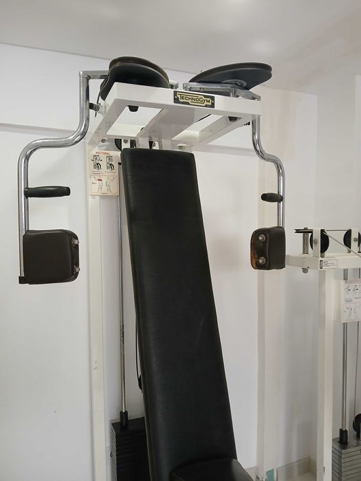 Technogym maquina de peito fly aberturas