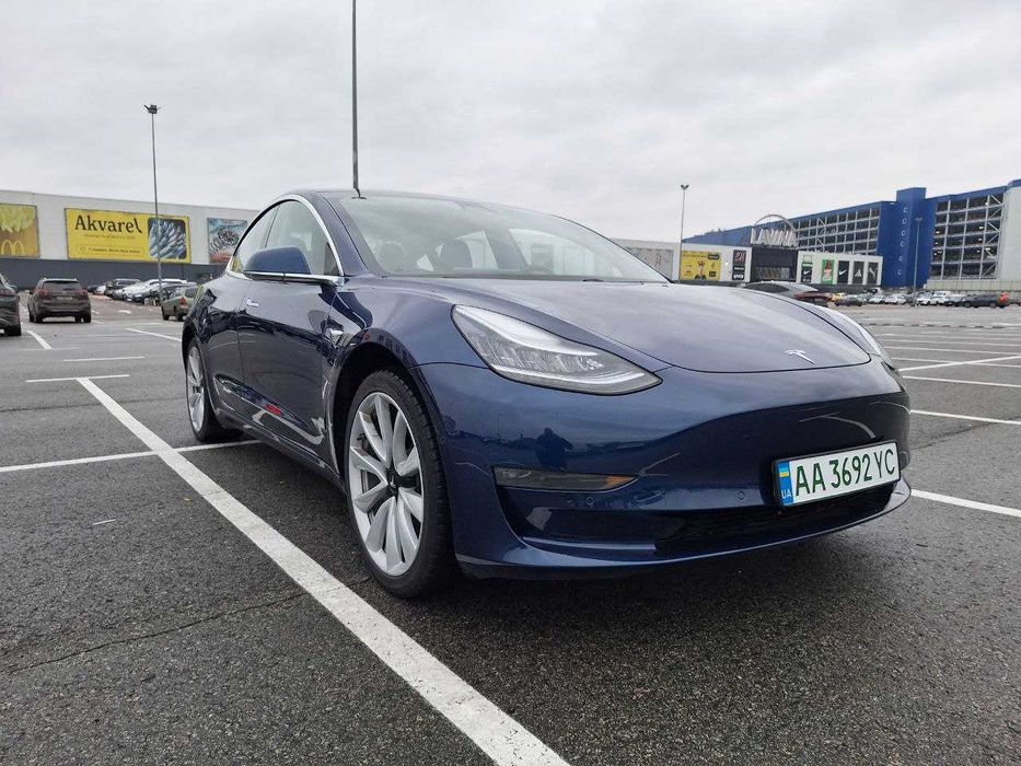 Продам Tesla Model 3 Long Range, 287 к.с., задній привід (сама далекобійна з цієї моделі - 75 kWh) у гарному стані! Привезений для себе в червні 2020 року з пробігом 107 тис. та мінімальним пошкодженням (всі фото в інтернеті за VIN кодом). Безпека не спрацьовувала, вікна всі рідні. Технічно без зауважень, батарея у відмінному стані, є записи перевірки з усією статистикою, показники між ячейками в нормі (діагностика TSK service). На повному заряді показує запас ходу 460-470 км, проїжджає 400-450 км (залежить від стилю їзди). Не використовую швидку зарядку, автомобіль заряджається тільки від домашньої розетки! Основний пробіг в Україні – траса Київ-Біла Церква.

Колір кузова – синій
Колір салону – чорна еко-шкіра, сіра алькантара
Розмір дисків – 19 (оригінальні)
Підігрів передніх та задніх сидінь
Пам’ять сидінь, руля, дзеркал
Преміум аудіо-система 
Датчики світла та дощу
Затемнення дзеркал
Круїз-контроль 
Контроль відхилення від смуги руху
Клімат-контроль 
Задні та бокові камери
Повний автопілот 
Безключовий доступ. 
Відео-реєстратор 
Процессор Intel Atom
Bluetooth 
Розширений автопілот – FSD
Працює з телефона через додаток Tesla
2 ключ-картки
Зарядка 7 кВт/год 32А та перехідник Type 1
Дрібні покращення (просто тому що в оригіналі не подобалось):
-	накладка торпедо під шліфований алюміній замість незрозумілого «дерева»
-	накладка під алькантару на центральний тонель (в колір салону)
-	перетяжка руля шкірою NAPPA (тепер приємний на дотик)

Реальному покупцеві - торг
Можливий обмін 
Дзвоніть - домовимось