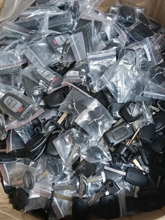 Lote de capas de chave automóvel com alguns defeitos