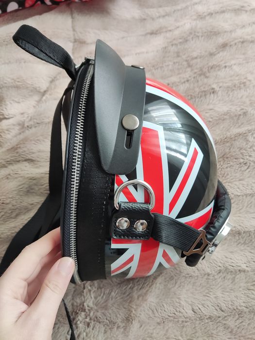 Mala com capacete e óculos