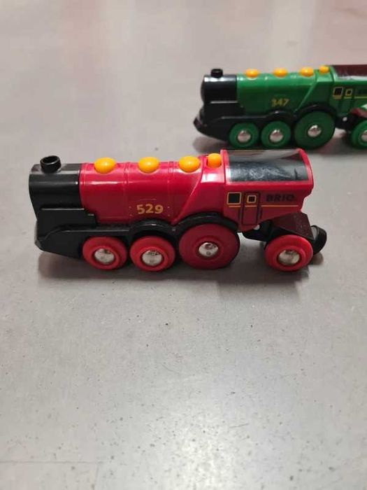 Czerwona lokomotywa elektryczna, tory Ikea