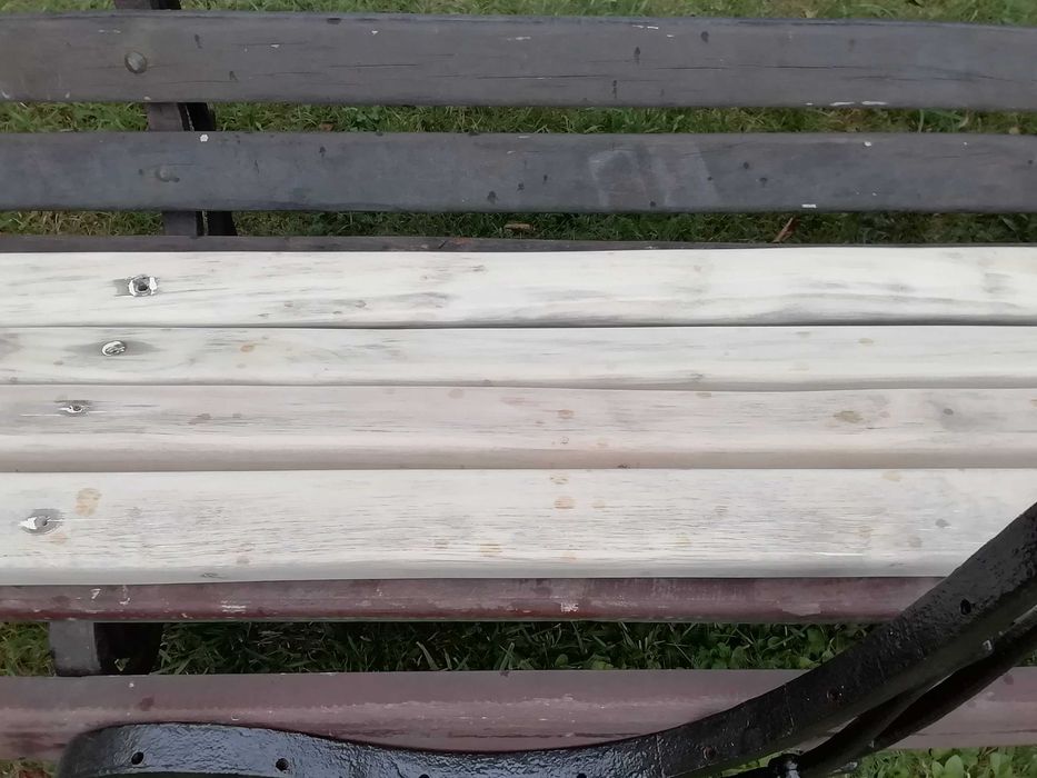 Ławka ogrodowa, solidne kute nogi
