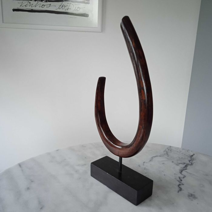 Escultura em madeira muito elegante