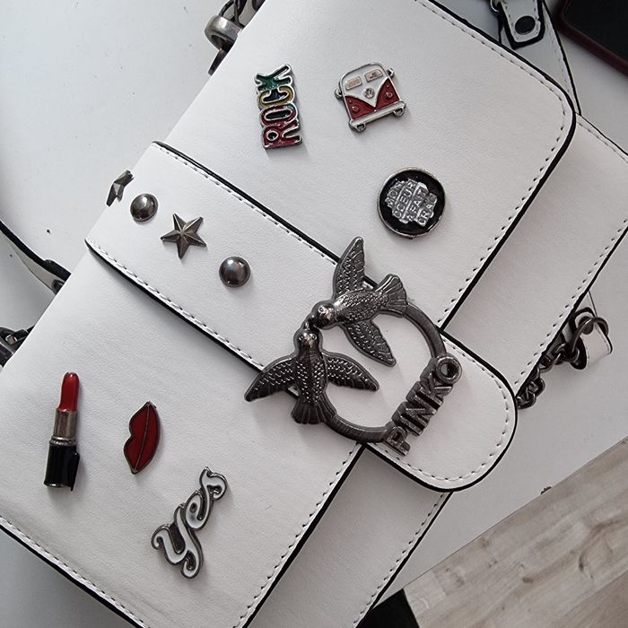 Biała torebka klamerka Pinko pasek