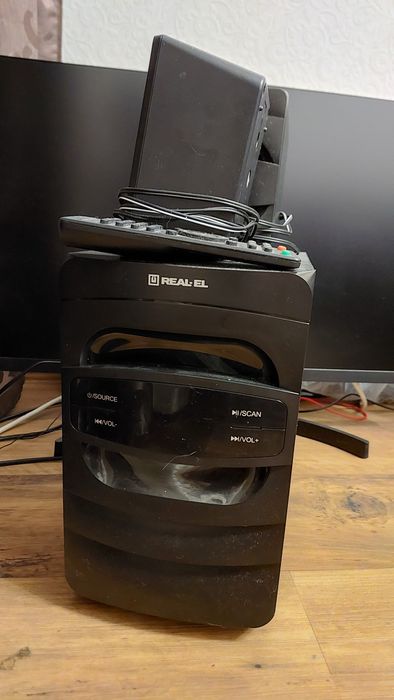 REAL-EL M-390 — це мультимедійна акустична система формату 2.1