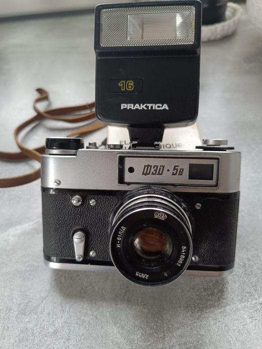 Stary aparat fotograficzny FED 5 B z lampą