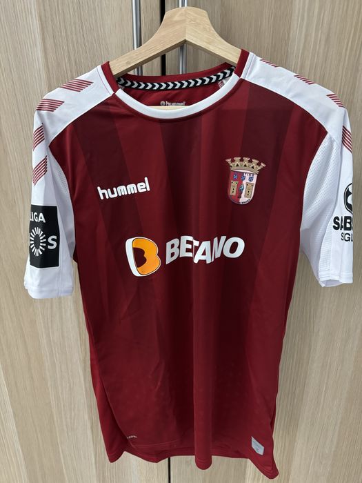 Camisolas oficias oferecidas pelos jogadores em campo