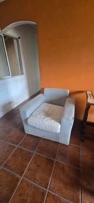 2 poltronas (sofá, cadeirão) em bom estado com marcas de uso