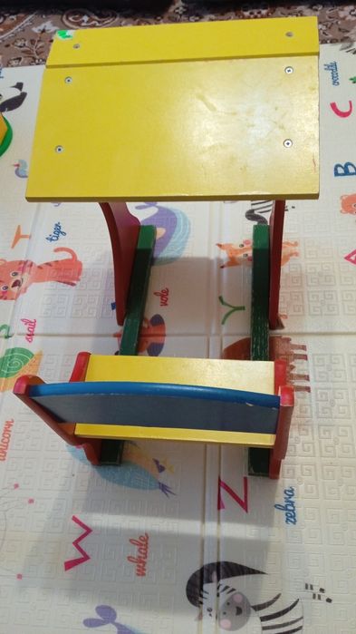 Парта дитяча зі стільцем.