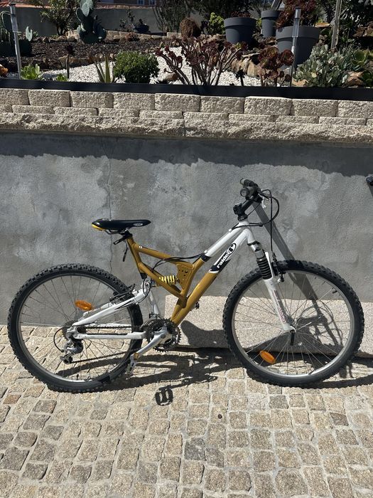 Bicicleta com suspensão
