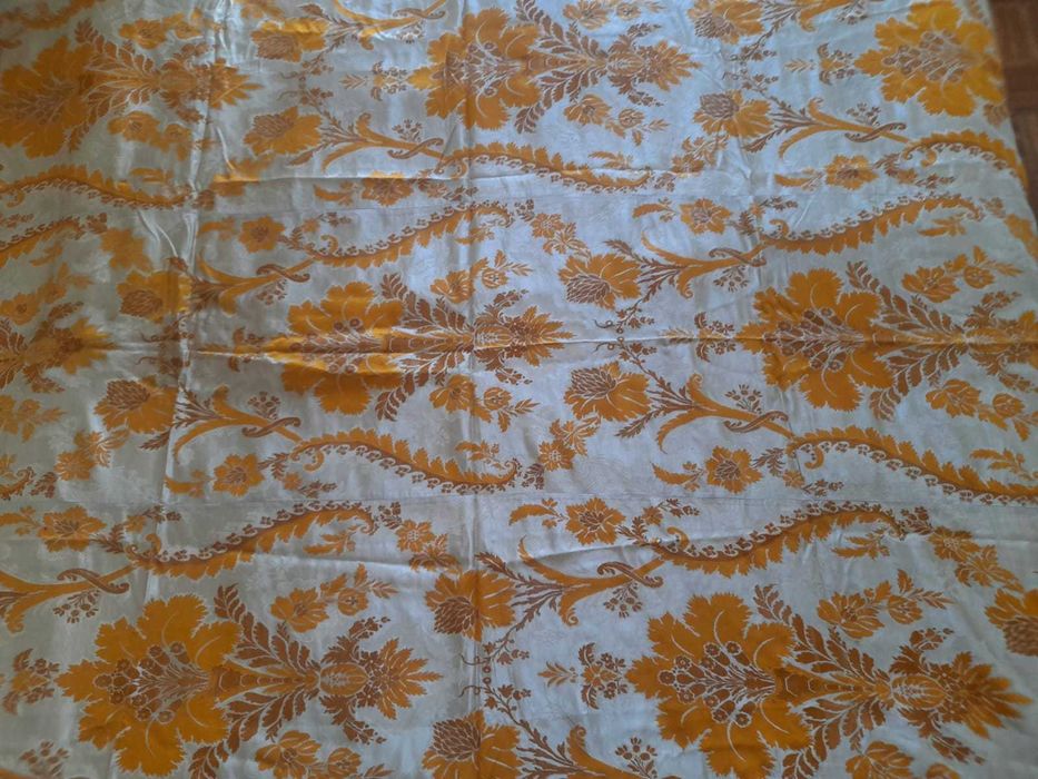 Colcha Antiga Acetinada Motivos Florais Amarelos