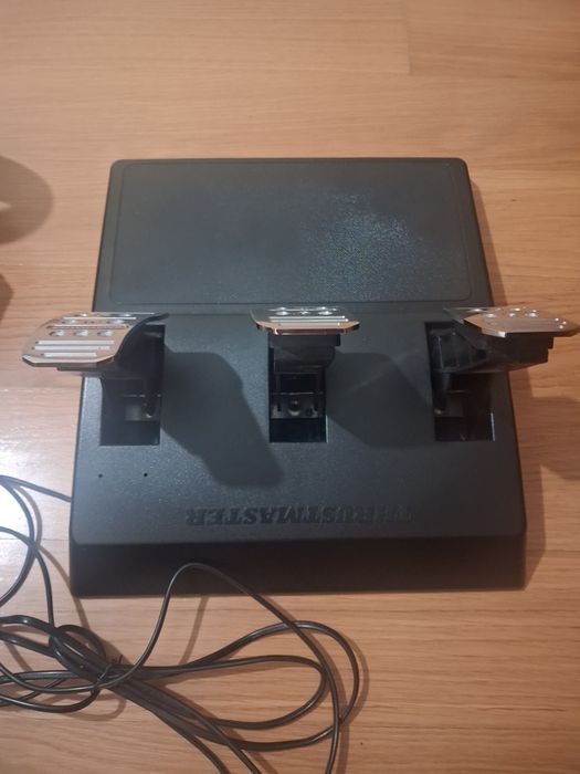 Volante Thrustmaster + Pedais T3PM (3 Pedais de Metal) PS5 / PS3 / PC