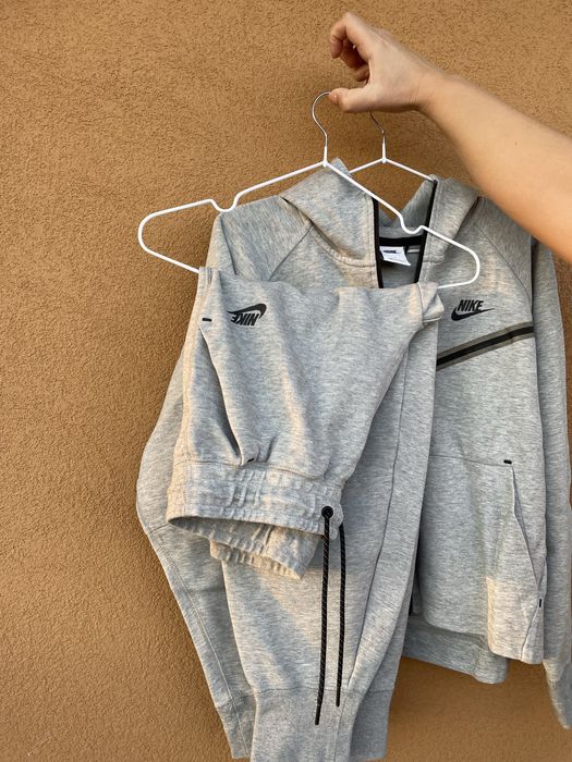 Fato de treino nike tech femenino, muito pouco uso, em otimo estado.