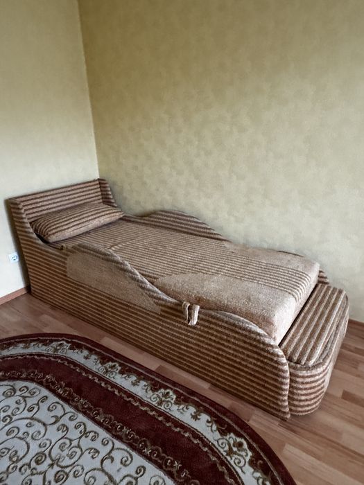 Ліжко б/в дитяче у вигляді авто, має нішу де можна зберігати речі. Самовивіз з м.Чернівці