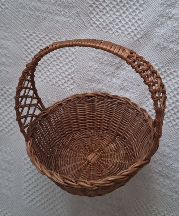 Koszyk wiklinowy.