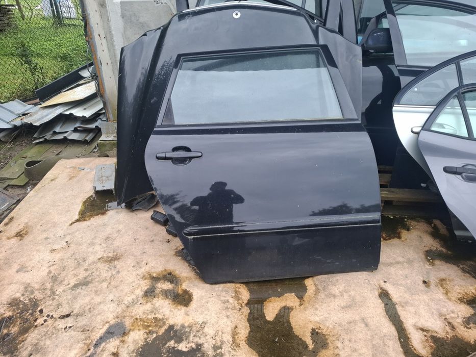 Двері комплект  toyota avensis verso 2004
Р
