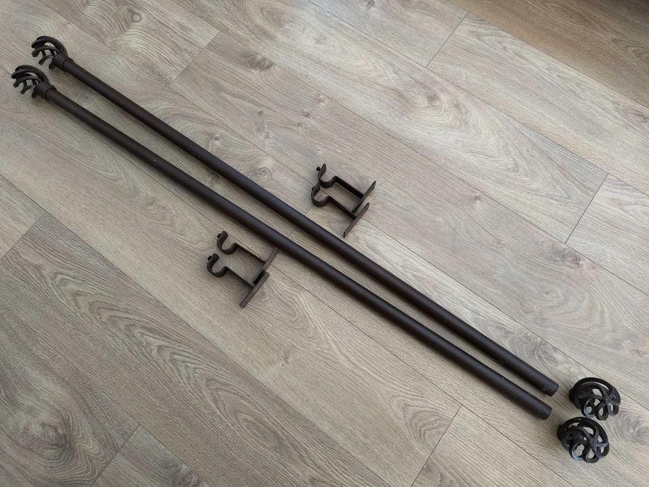 Barra de metal, terminações e suportes de parede (tenho 2 conjuntos)