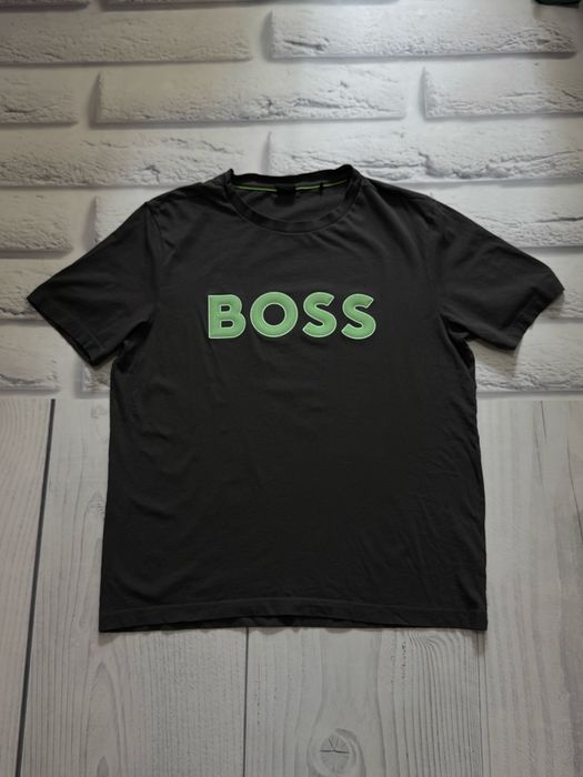 Hugo Boss чорна футболка з зеленим логотипом, розмір L