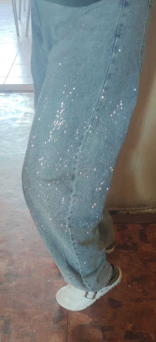 Продаю джинсы со стразами ,размер 42(XL)