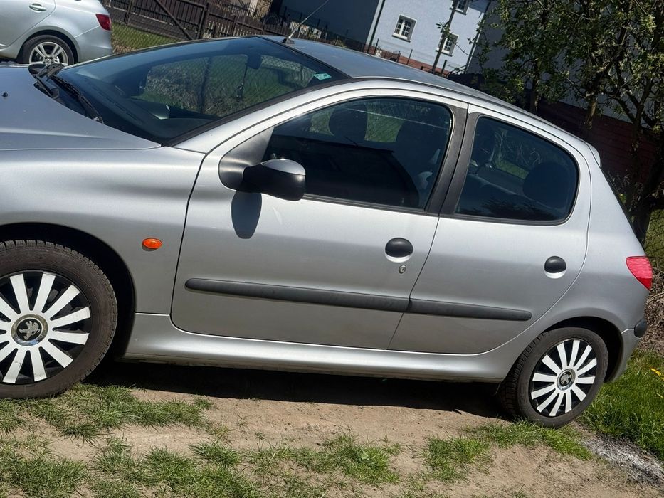 Sprzedam samochód osobowy peugeot 206