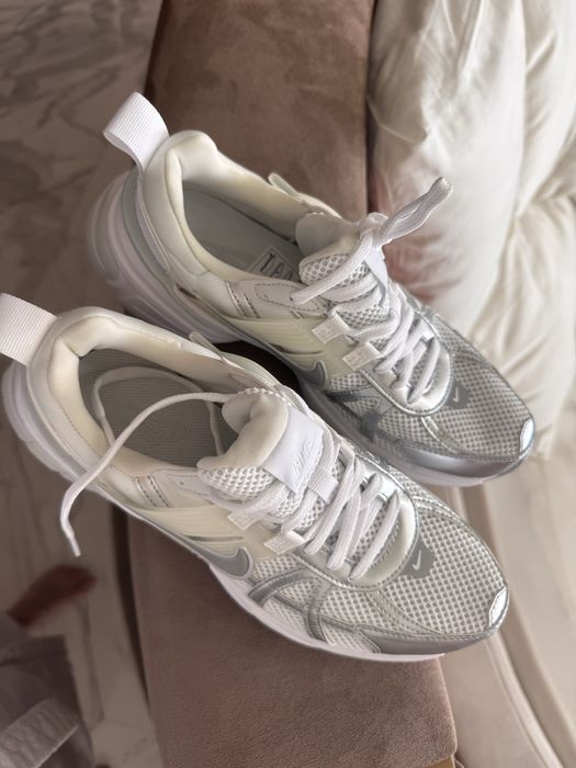 Нові Nike V2k run кросівки