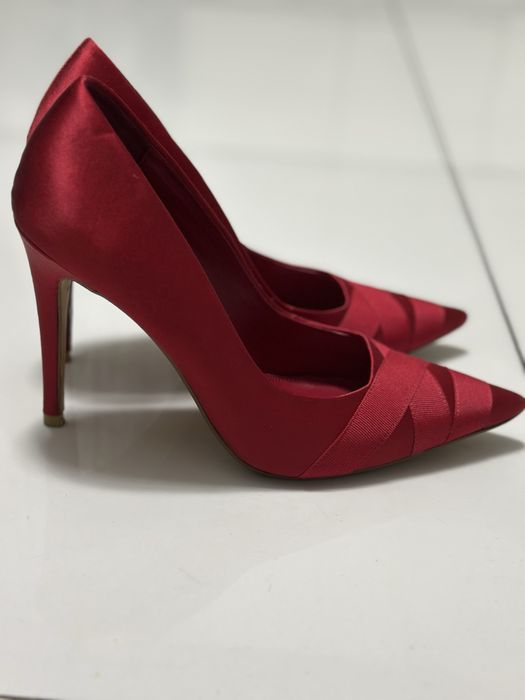 Туфлі червоні на шпильці
