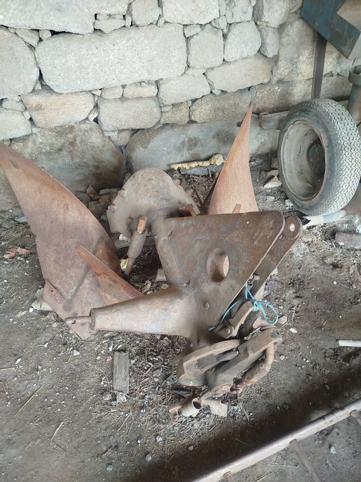 Vende se arado//